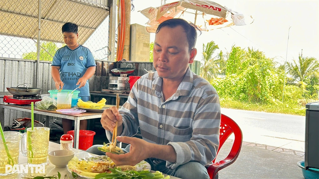 Cậu bé 13 tuổi ở Cần Thơ và bí quyết bánh xèo giòn rụm