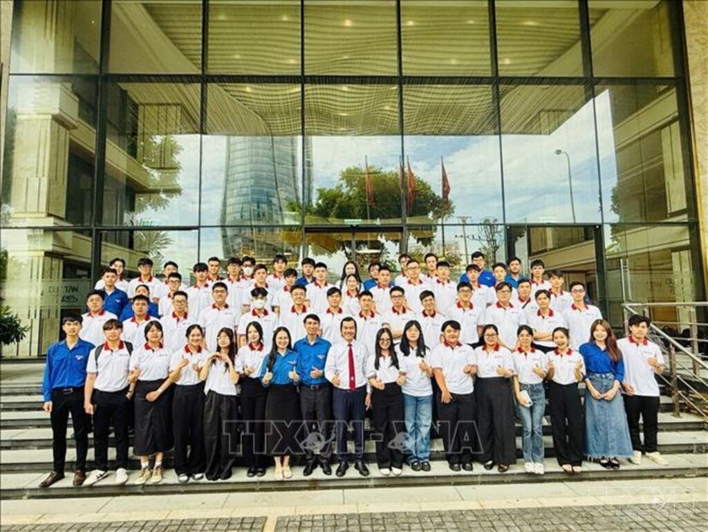 Từ Thành Phố Đến Miền Núi: Khi Cộng Đồng Học AI Ngay Trên Đường Phố
