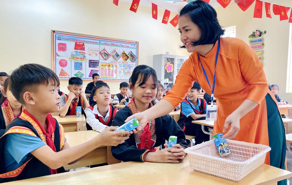 Quảng Ninh chuẩn bị năm học mới: Xe buýt điện và sách giáo khoa miễn phí