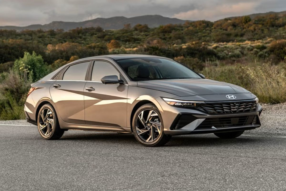 Toyota Corolla, Honda Civic, Mazda3 và Hyundai Elantra: Sedan xăng nào tiết kiệm nhiên liệu hơn?