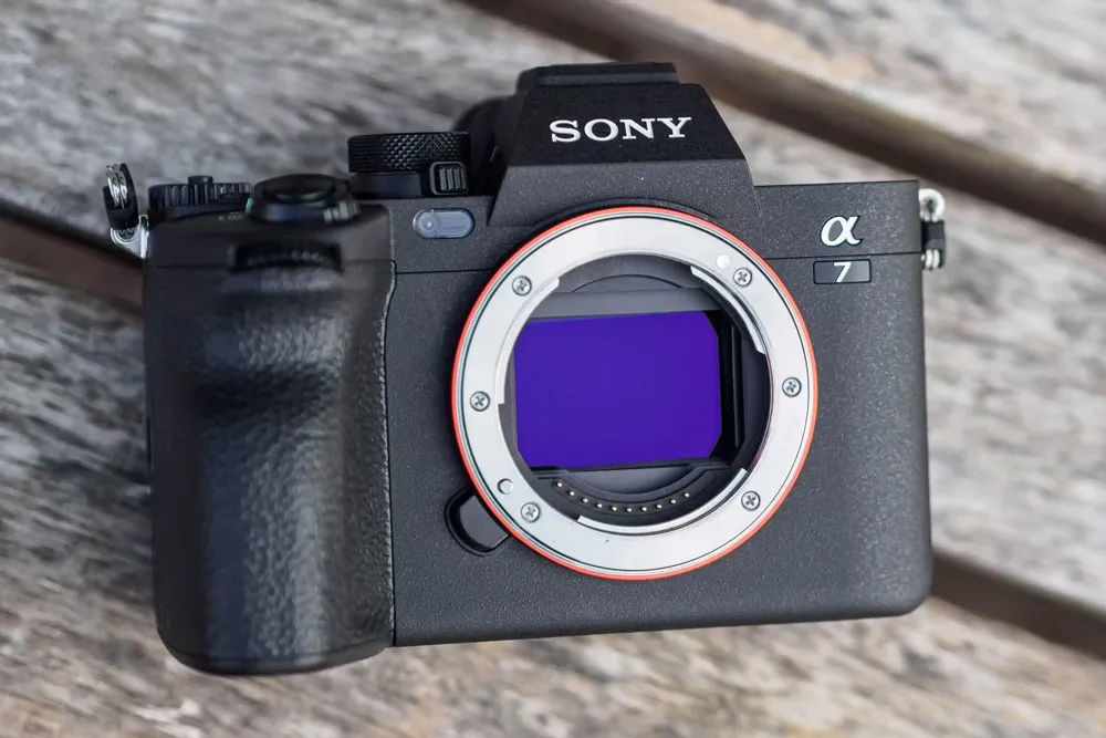 Sony Alpha A7 IV và A7II giảm giá mạnh: có nên xuống tiền?