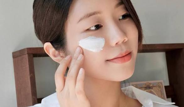 Rửa mặt đúng cách: nền tảng của skincare tối giản