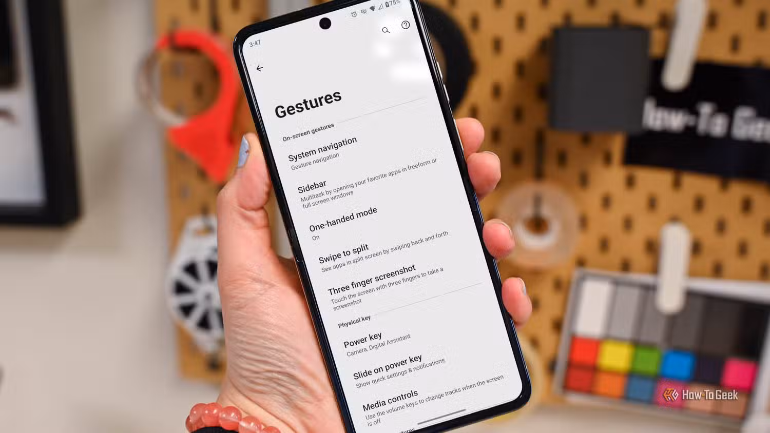 Motorola Razr Fold thách thức Samsung Galaxy Z Fold: Có nên đổi phe?