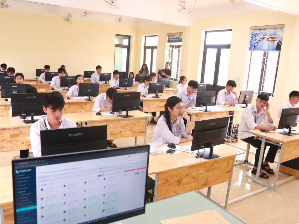 Thi tốt nghiệp THPT trên máy tính: Thách thức kỹ thuật và lời cảnh báo sớm