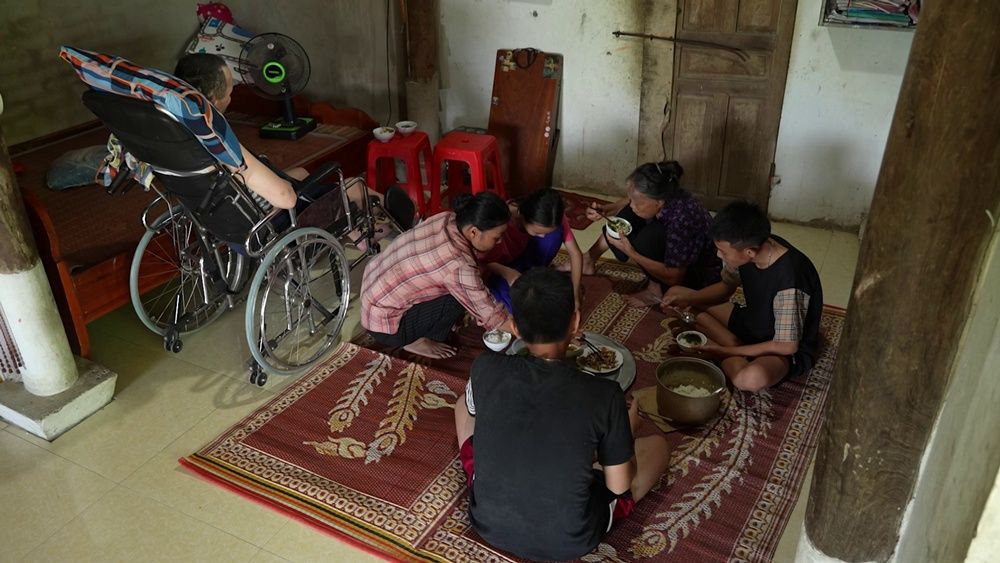 Hương Tràm khóc nghẹn trên truyền hình và những giọt nước mắt biết cho đi