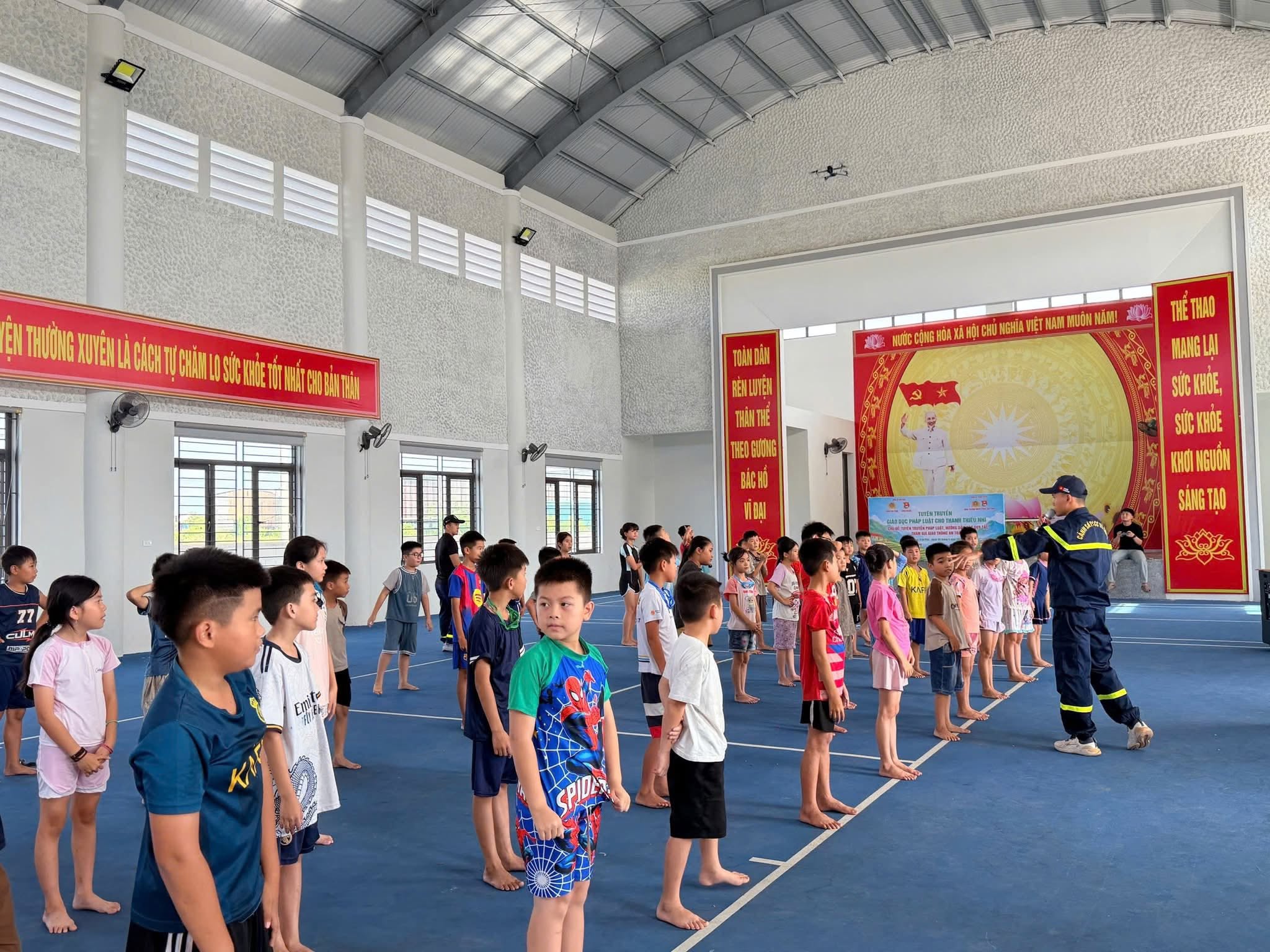 Lớp dạy bơi miễn phí: Lá chắn mới chống đuối nước học đường