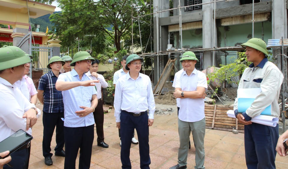Quảng Ninh chuẩn bị năm học mới: Xe buýt điện và sách giáo khoa miễn phí