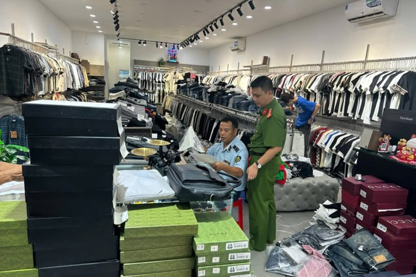 Từ Hà Nội đến Vĩnh Long: Bão hàng giả Louis Vuitton, Gucci và lời cảnh tỉnh cho người mê hàng hiệu