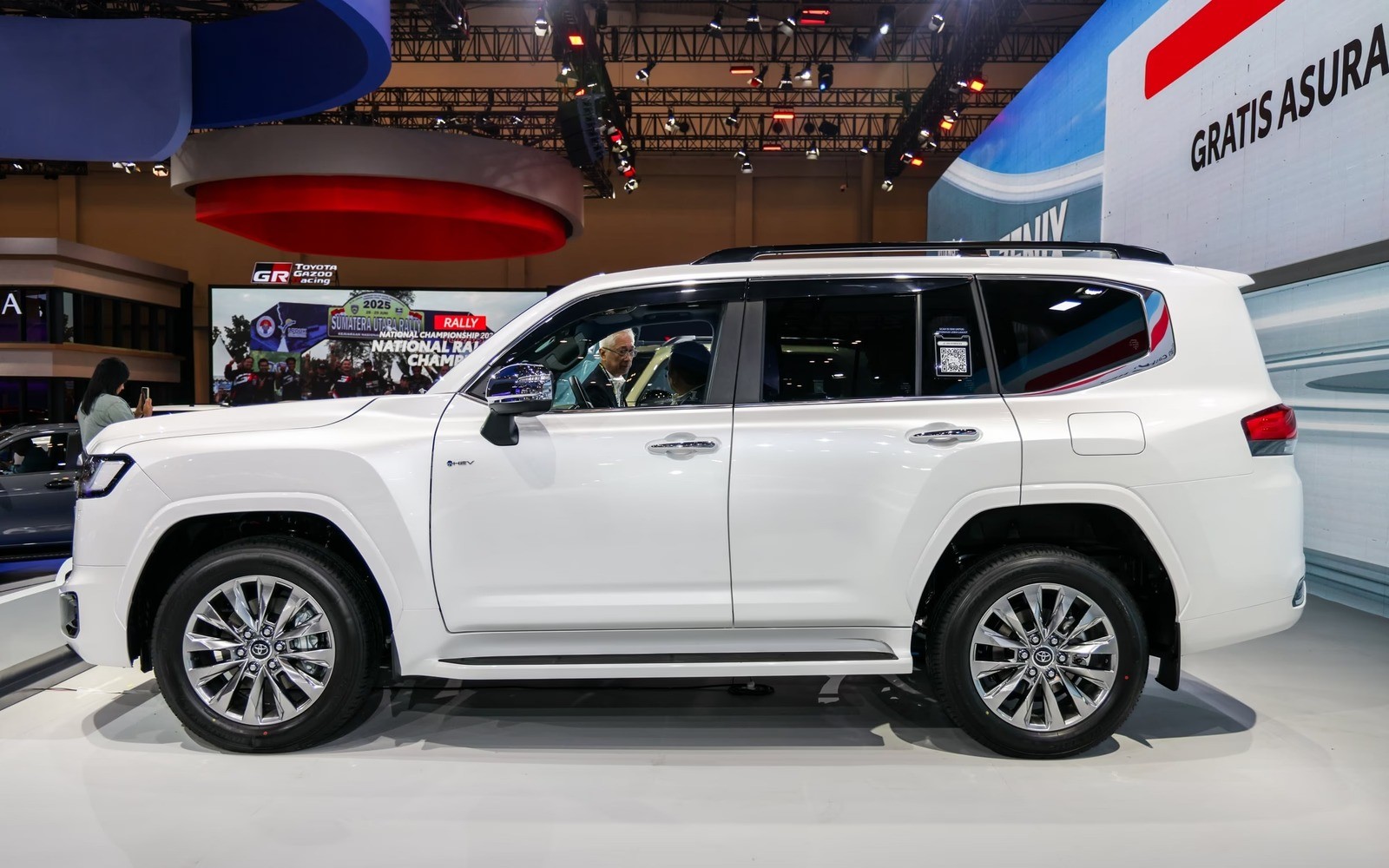 Toyota Land Cruiser Hybrid: V6 tăng áp, địa hình và tiết kiệm xăng