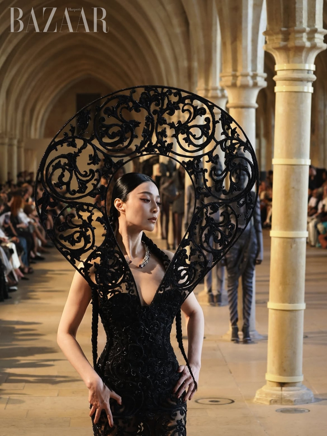 Tái xuất sàn diễn Haute Couture Paris: khi hào quang không chịu ngủ yên