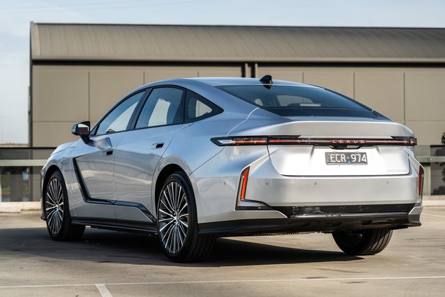 Lexus ES350e Hybrid Sedan Review: Luxury Without Range Anxiety