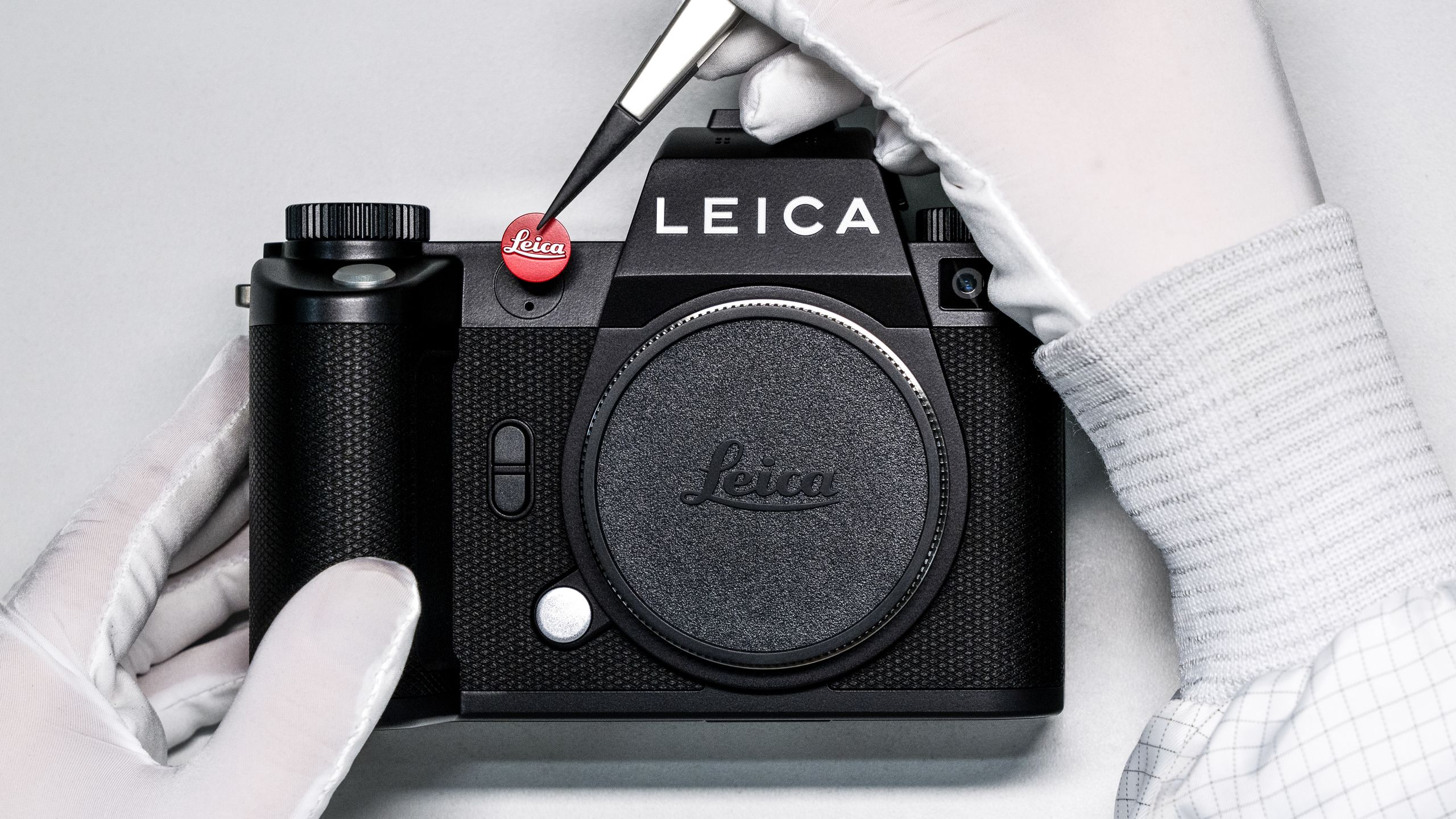 Leica Q vs M: Autofocus Reshapes the Premium Camera Market