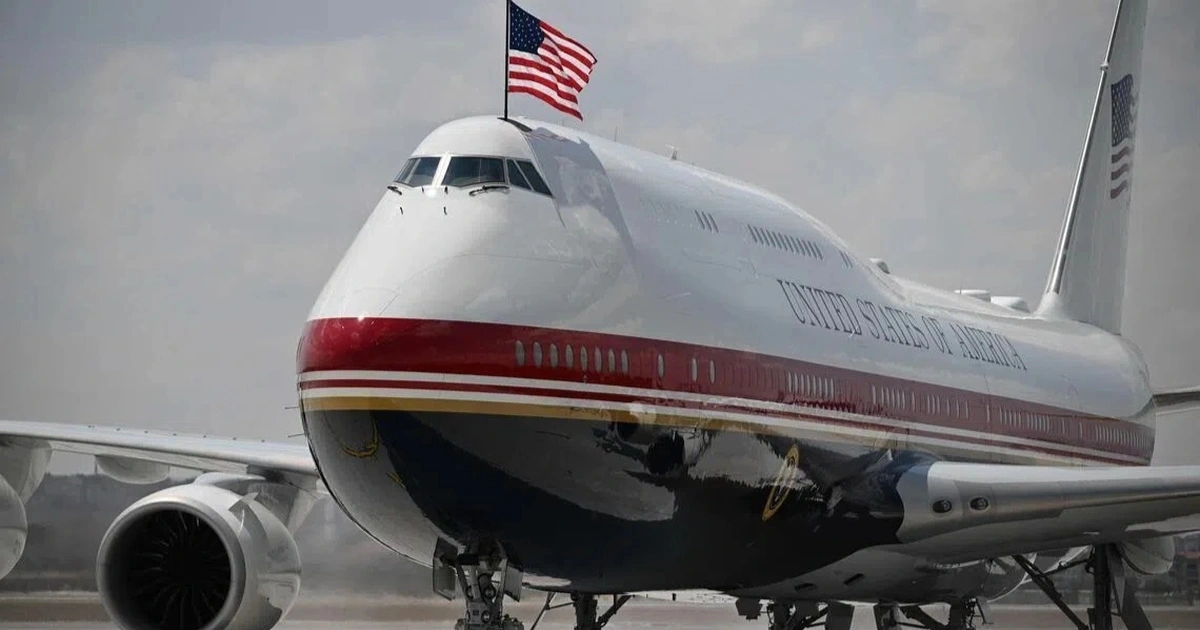 Những lỗ hổng an toàn quanh chuyên cơ Tổng thống Trump