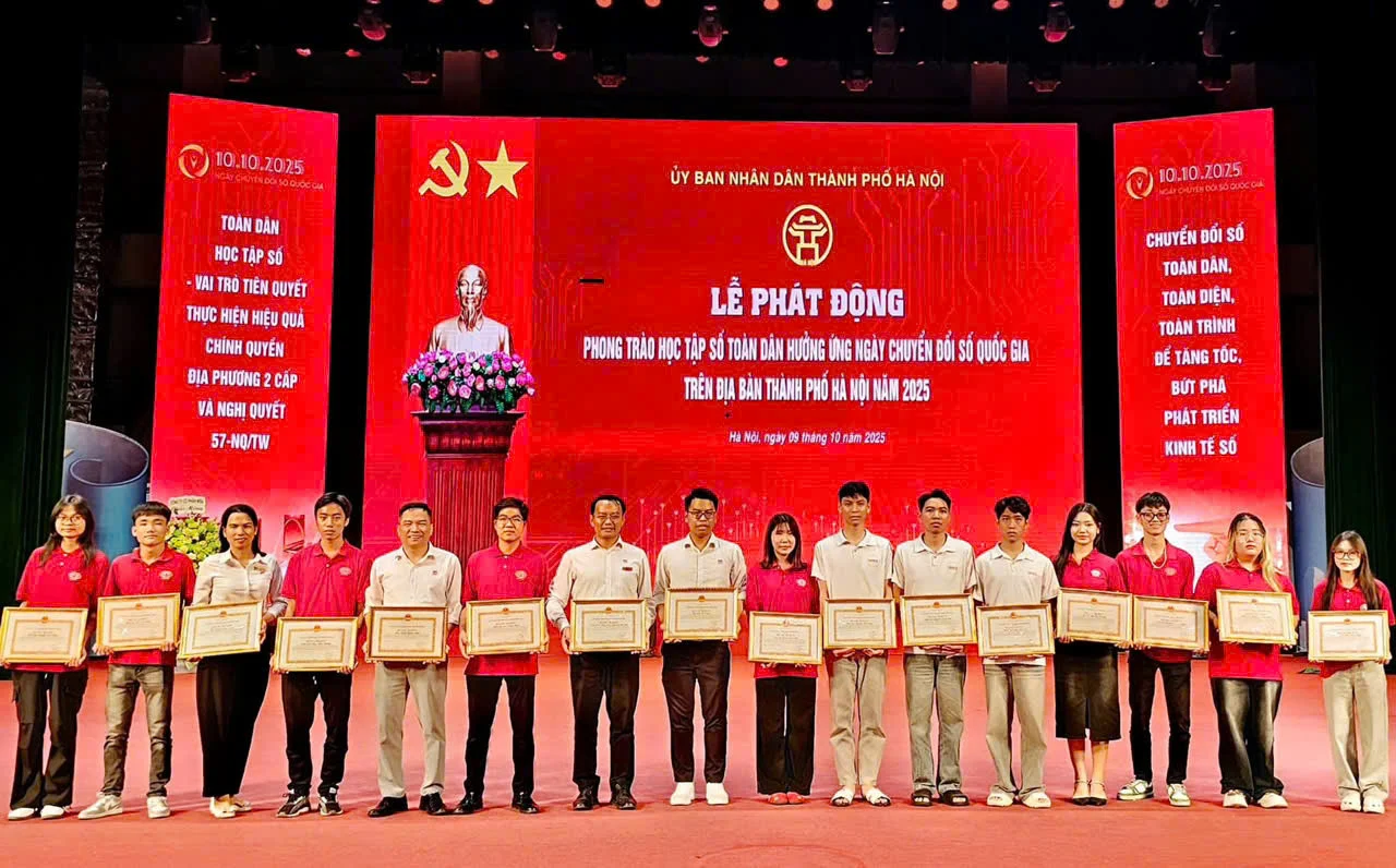 Đội tình nguyện viên số hóa vùng biên: Khi thanh niên làm cầu nối công nghệ