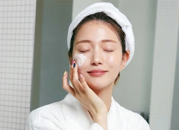 Rửa mặt đúng cách: nền tảng của skincare tối giản