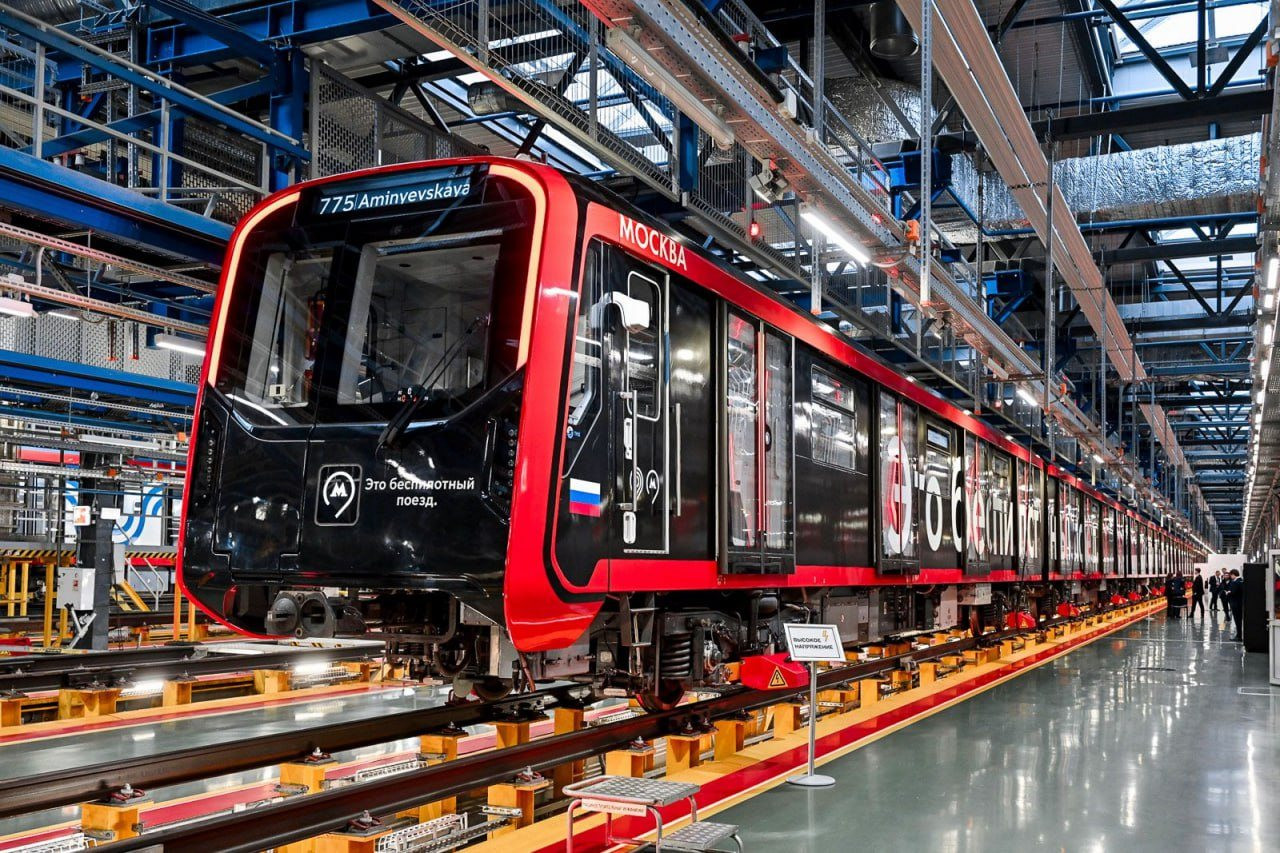 Đoàn tàu dát vàng và cơ hội metro Hà Nội chuẩn Nga