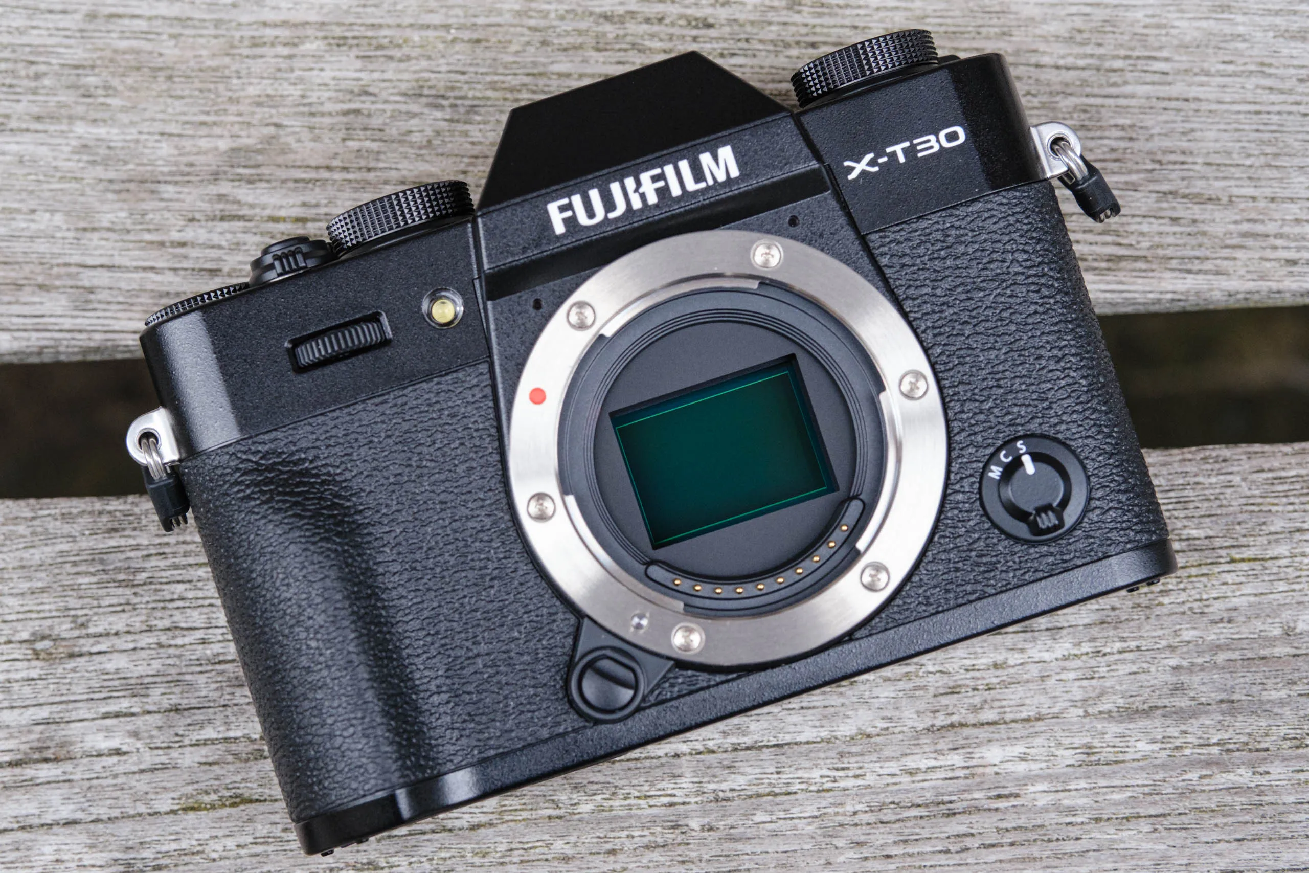 Máy ảnh mirrorless giá rẻ dưới 600 USD: Canon EOS R50 và Fujifilm X-T30 III có đáng mua?