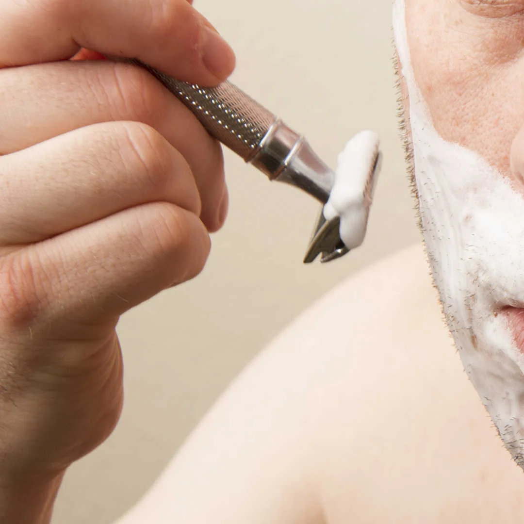 Cạo lông nách có thực sự giảm mùi cơ thể nam giới?