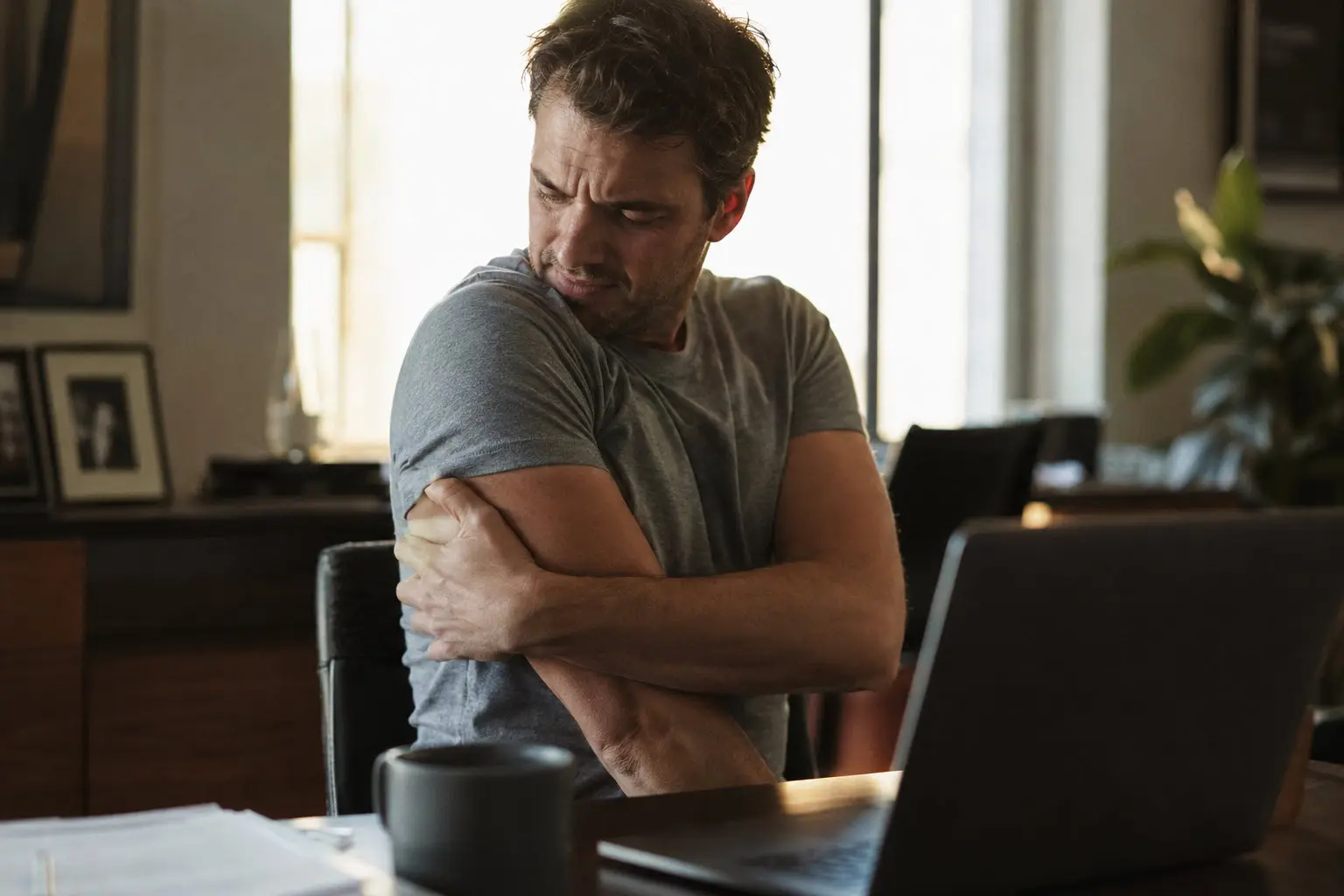 Cạo lông nách có thực sự giảm mùi cơ thể nam giới?