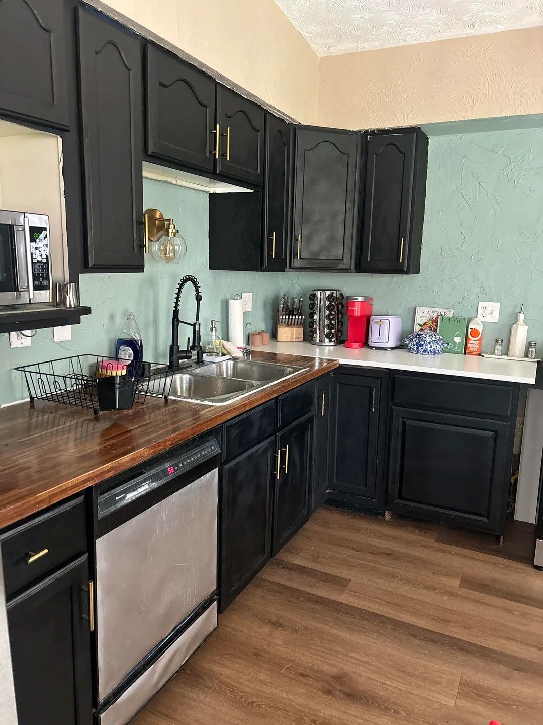 How Peninsula Counters and Unified Surfaces Rescue Cramped Kitchens