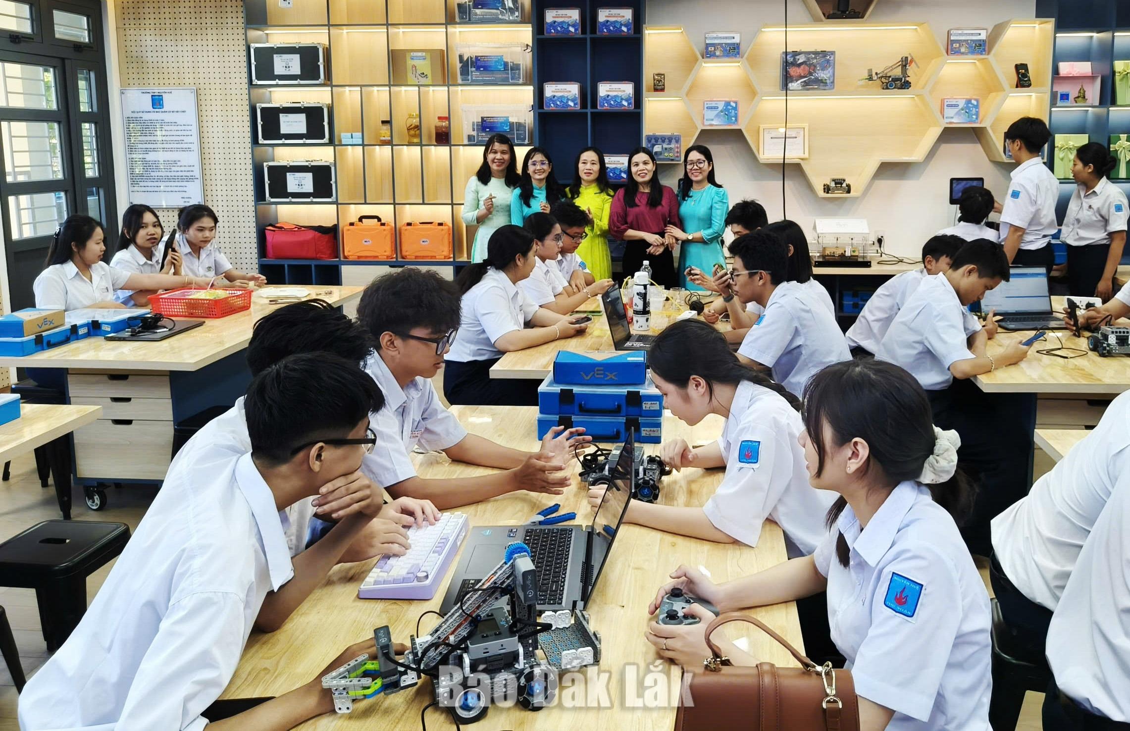 Chuyển đổi số trong trường học Hà Nội: Từ sổ sách đến kết nối phụ huynh
