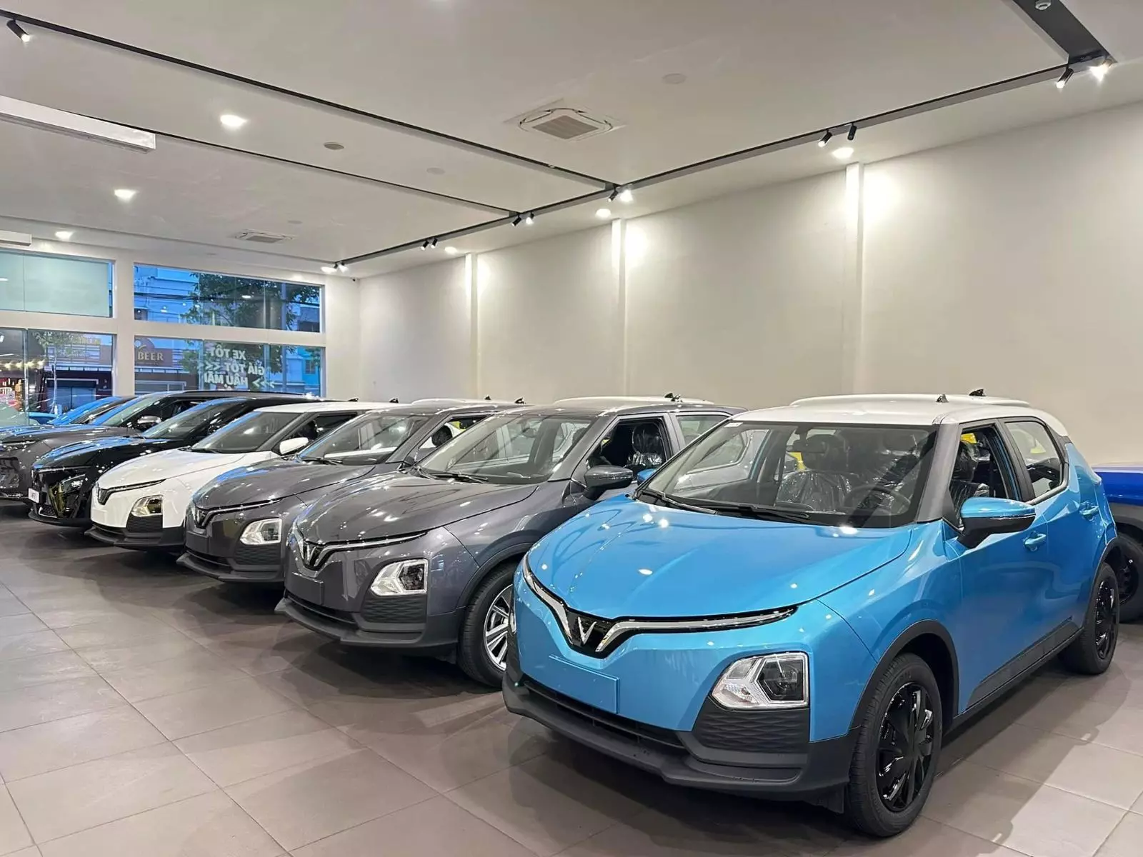 VinFast VF 5 và VF 8: nên mua mẫu nào trong tháng 8?