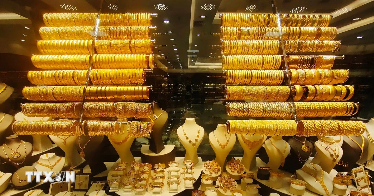 Giá vàng tăng liền mạch khi đồng USD yếu và Fed bị nghi ngờ