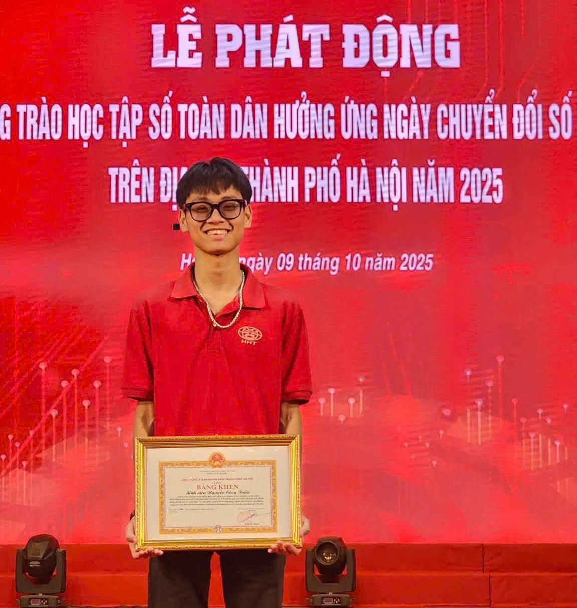 Đội tình nguyện viên số hóa vùng biên: Khi thanh niên làm cầu nối công nghệ