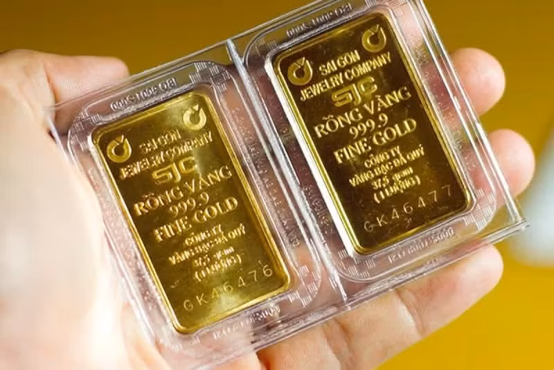 Giá vàng tăng liền mạch khi đồng USD yếu và Fed bị nghi ngờ
