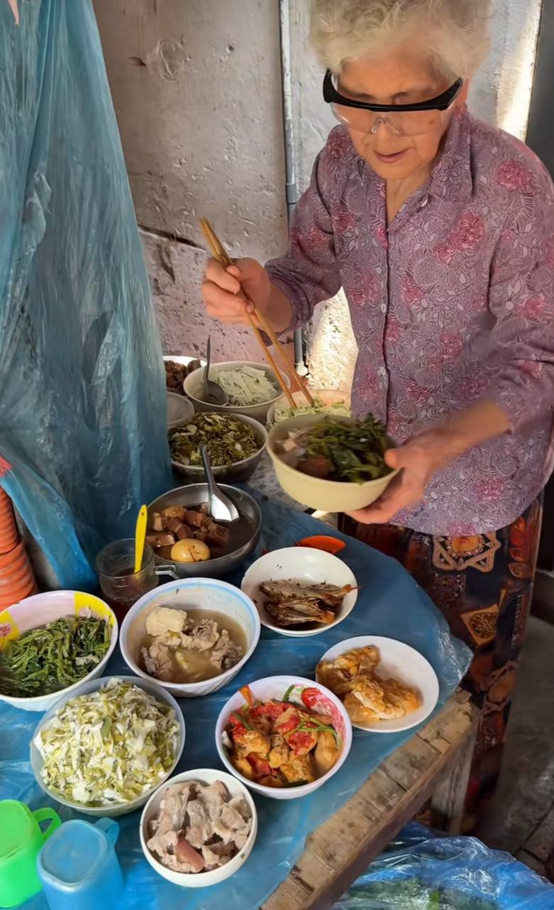 Quán cơm đếm bình dân 40 năm giữa phố Hòe Nhai