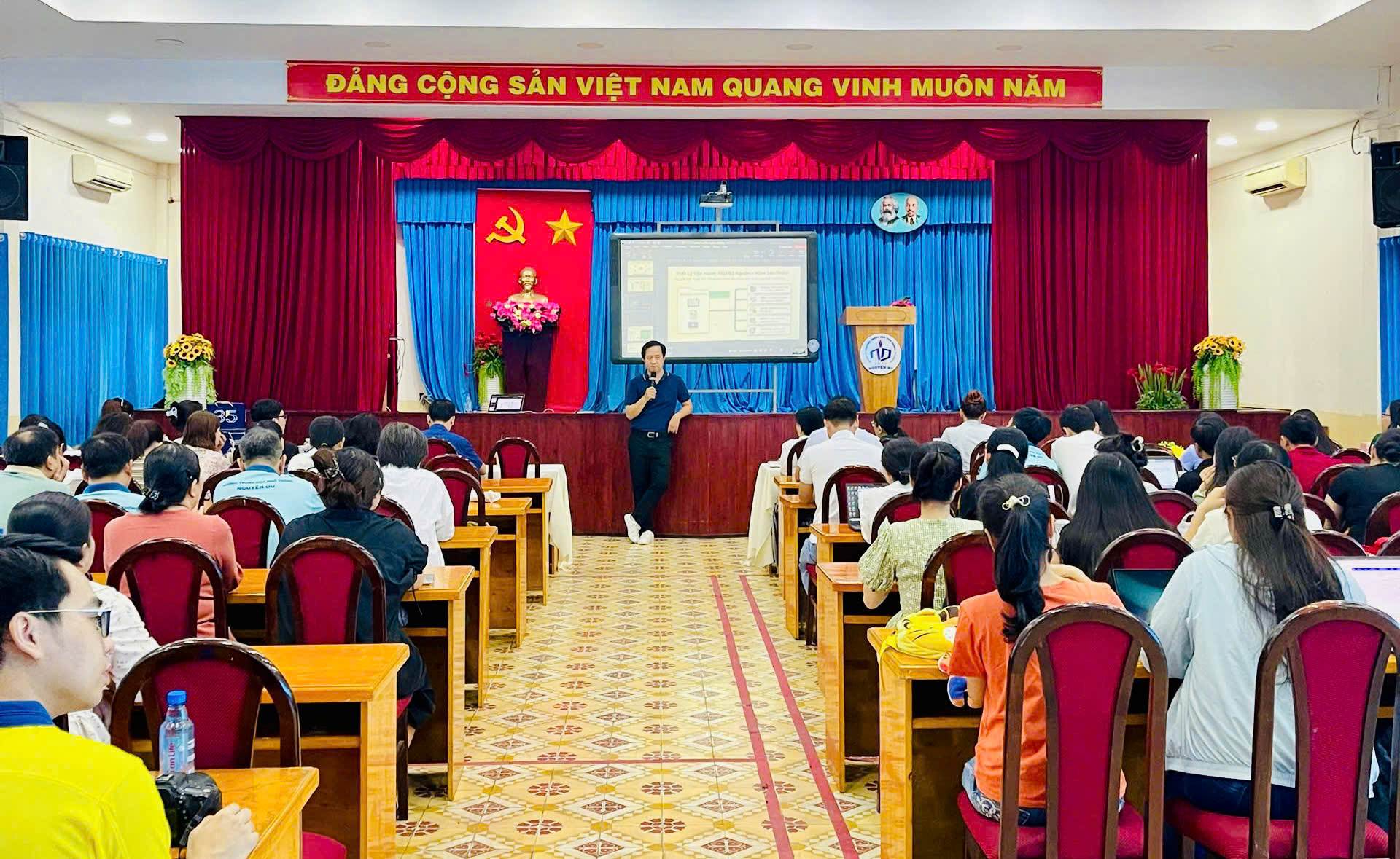 Giáo viên học cách tích hợp AI vào giảng dạy: nên tham gia khóa nào?