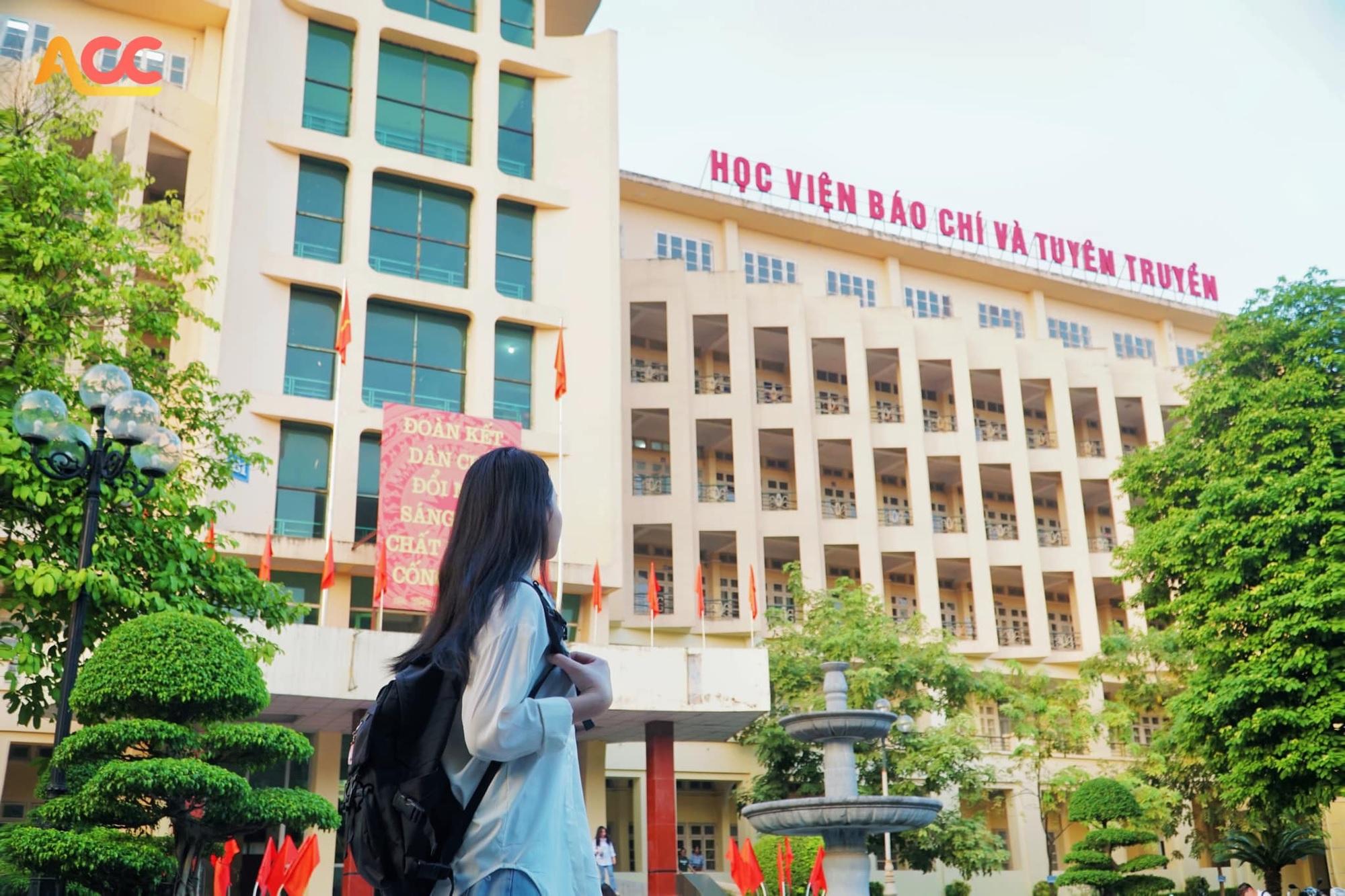 Điểm chuẩn báo chí giảm mạnh: Tín hiệu cảnh báo hay cơ hội mới?