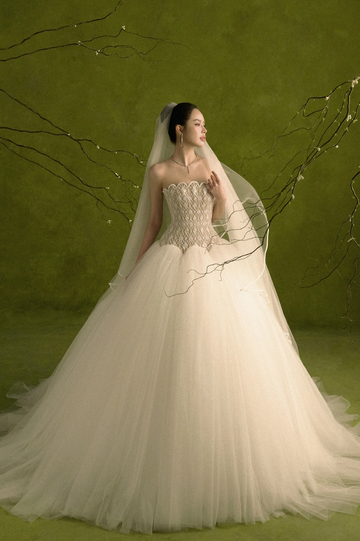 Hoa hậu Thanh Thủy hóa cô dâu trong váy cưới LOVE No.6