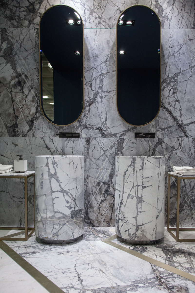 How Seamless Stone Vanities and Mirror Walls Are Rewriting Bathroom Design