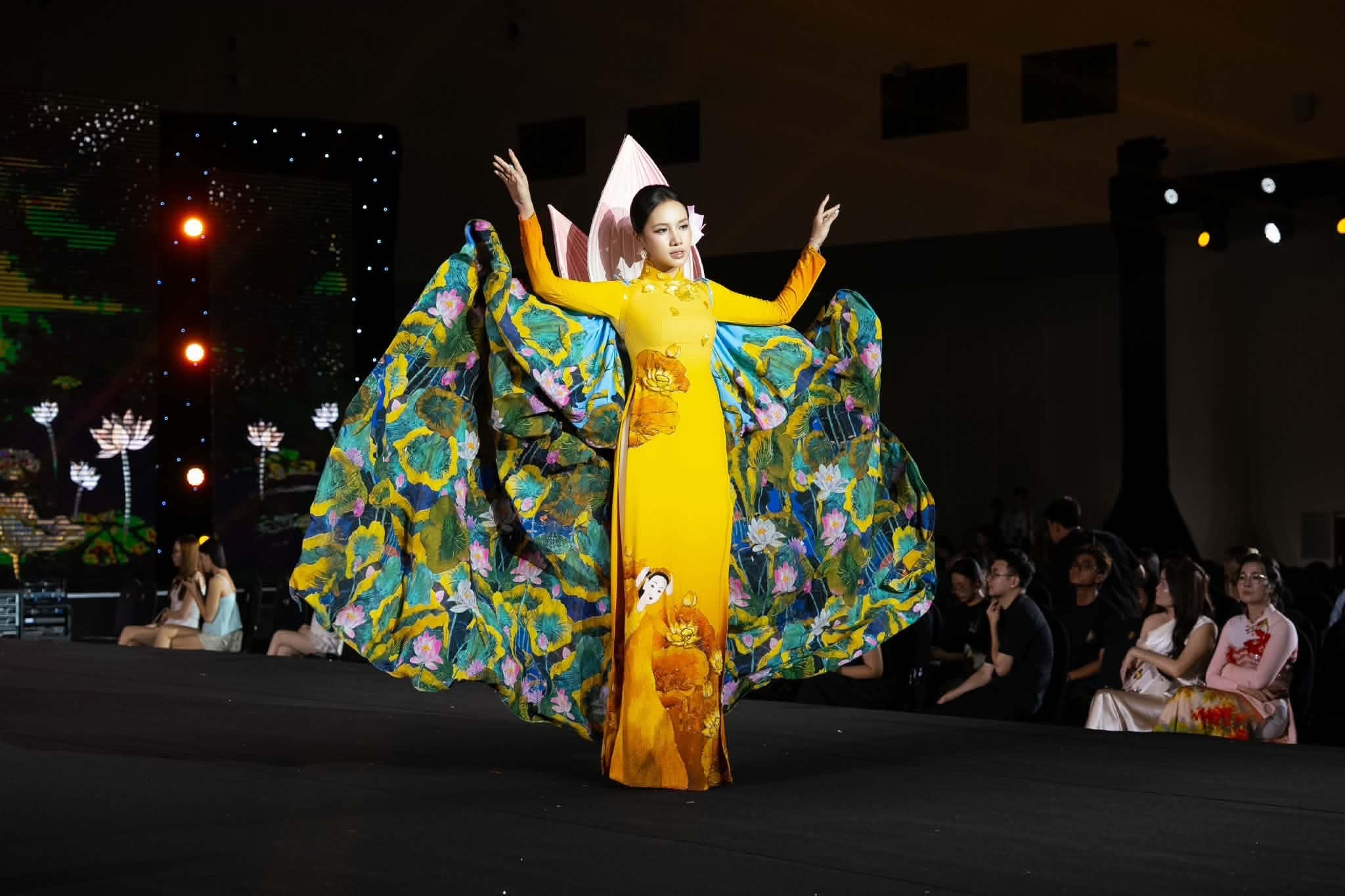 Áo dài "Hoa Hà Nội" của NTK Thoa Trần: 12 mùa hoa bước ra sàn diễn quốc tế