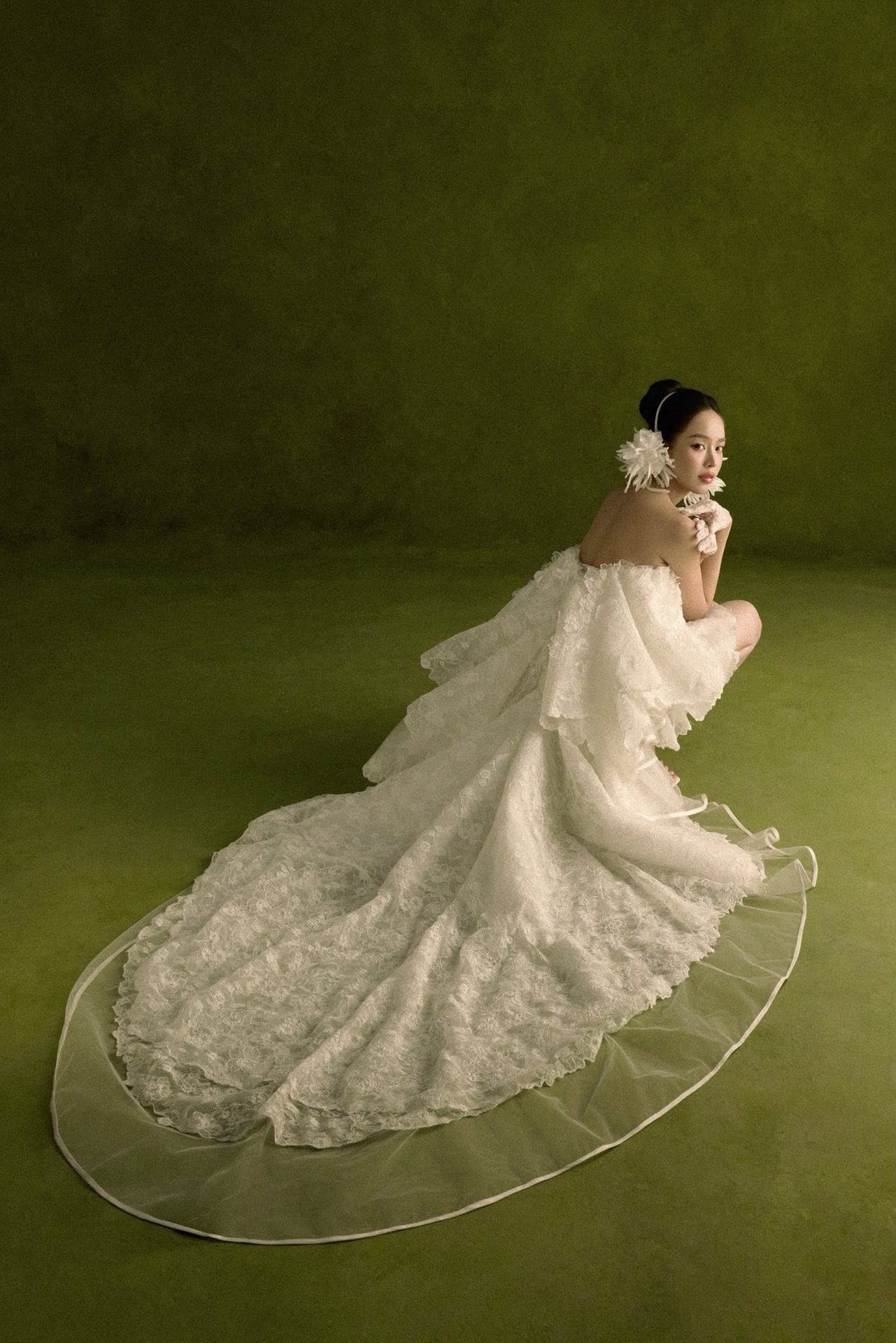 Hoa hậu Thanh Thủy hóa nàng thơ trong Love No.6 của NTK Lê Thanh Hòa