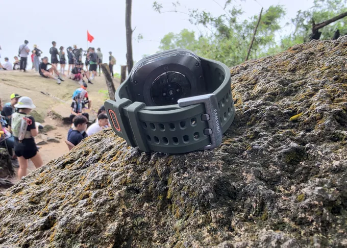 Smartwatch chạy trail: Galaxy Watch Ultra2 vs Garmin Fenix 8