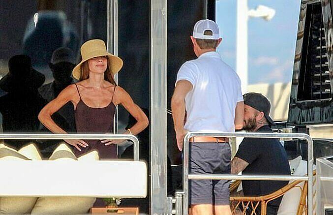 Khi mẹ và con gái cùng diện váy satin nâu của Victoria Beckham