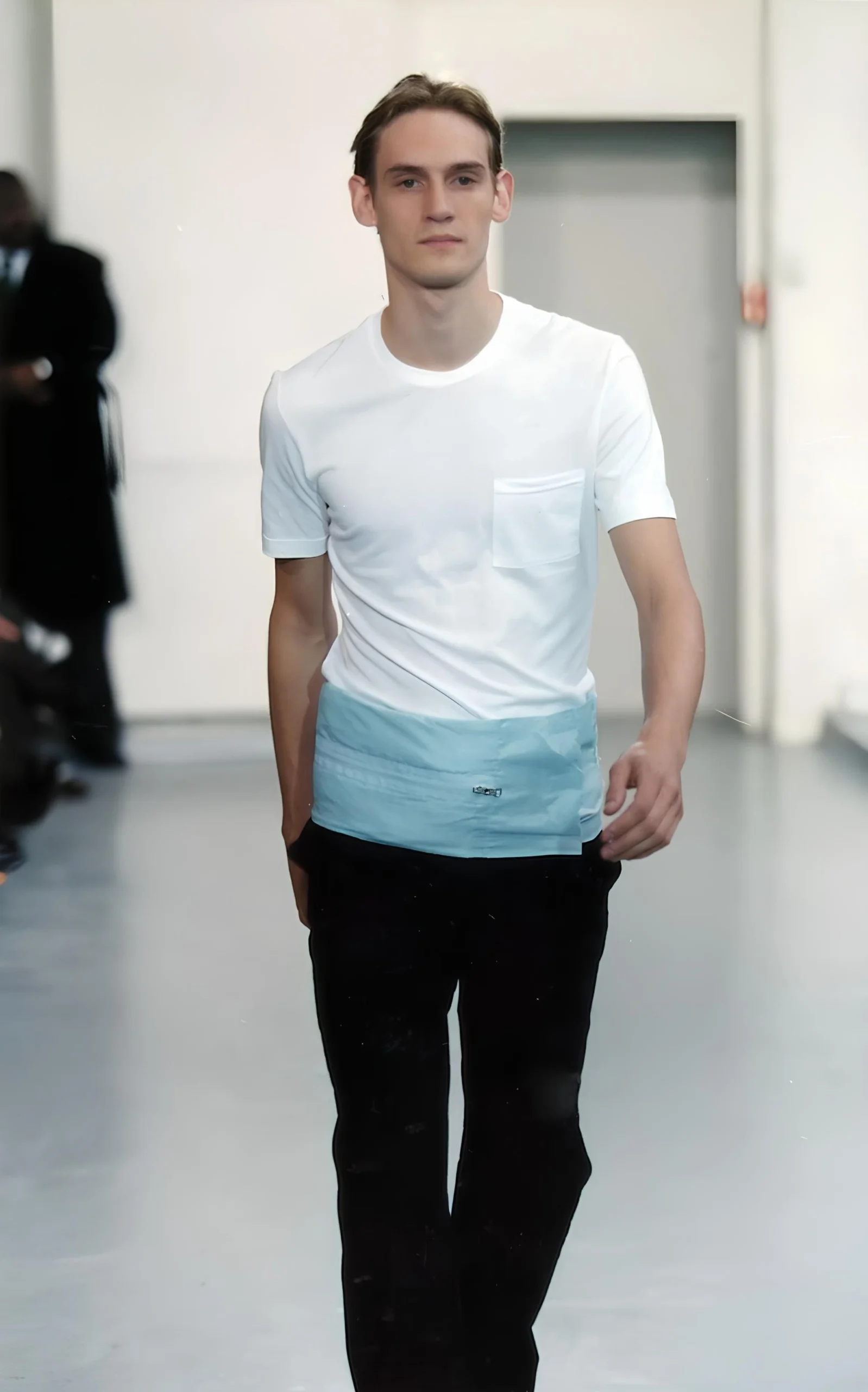 Khăn họa tiết nhỏ nhưng có sức mạnh: nâng tầm outfit với phụ kiện đơn giản