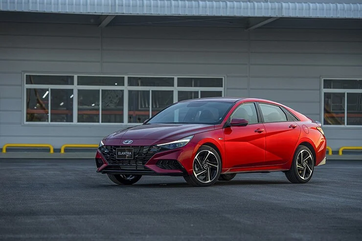 Hyundai Elantra: nên chọn thế hệ cũ hay mới?