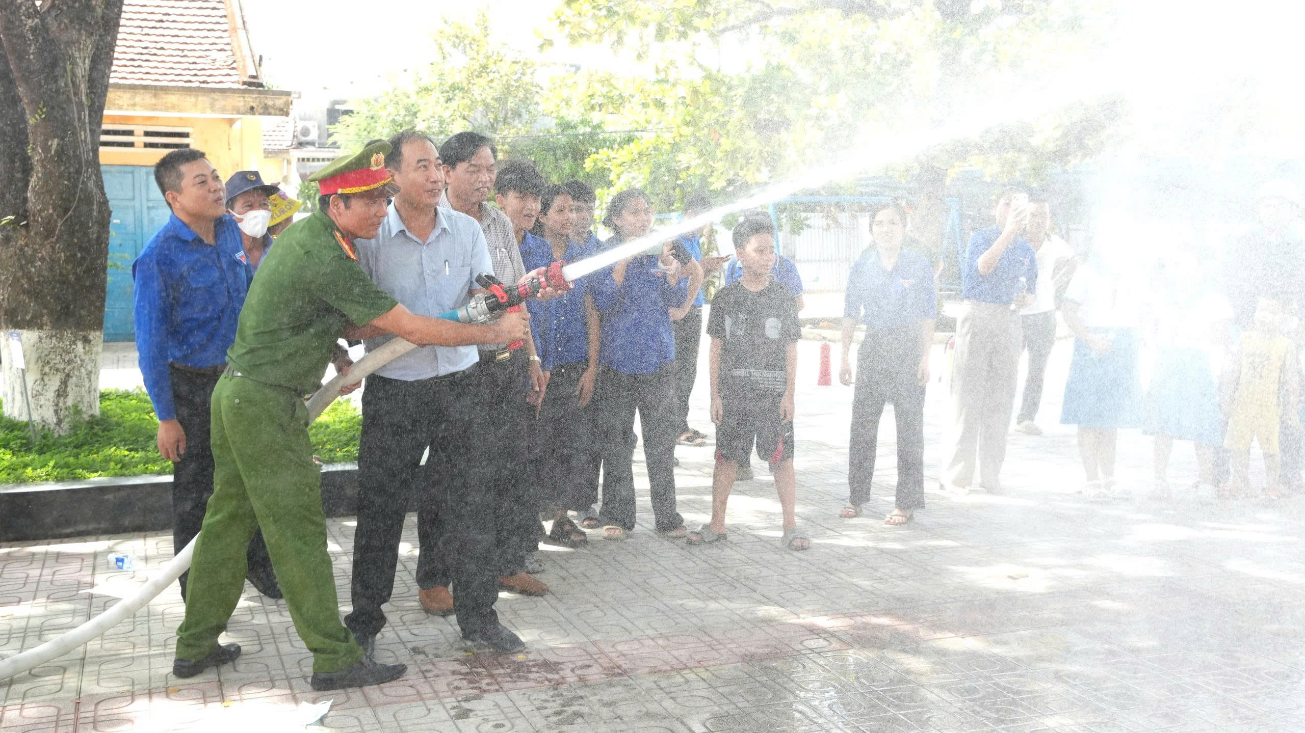 Lớp bơi, võ thuật, chữa cháy miễn phí: Mùa hè rèn kỹ năng sống cho học sinh