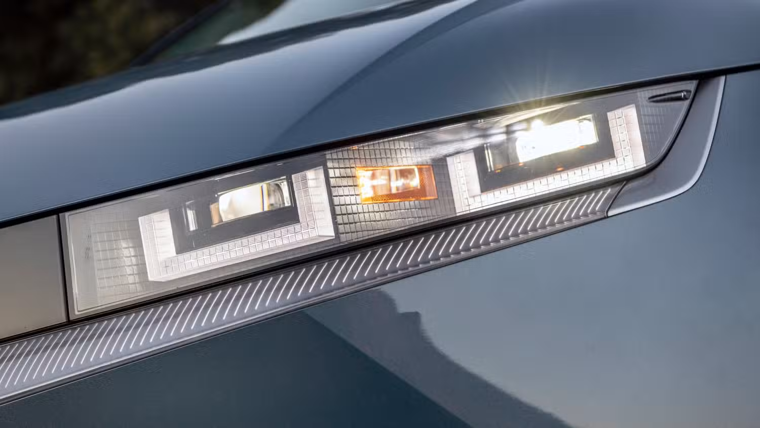 Electric Cars Now Underprice Hybrids: How Falling Battery Costs Flip the Math