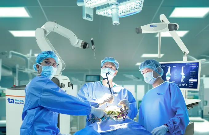 Vượt mốc 100 ca thay khớp khó: “siêu robot” AI CUVIS-Joint đang tạo chuẩn mới cho phẫu thuật