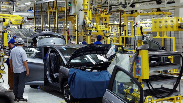 Xe điện rẻ hơn hybrid: Cơ hội hay thách thức cho thị trường Việt Nam?