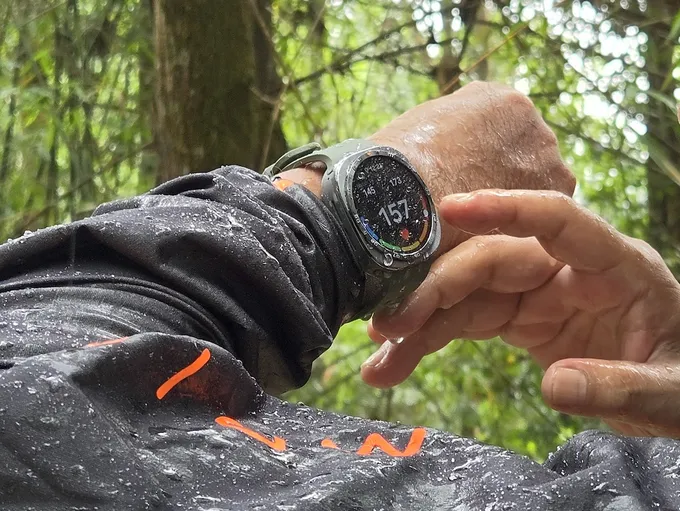 Smartwatch chạy trail: Galaxy Watch Ultra2 vs Garmin Fenix 8