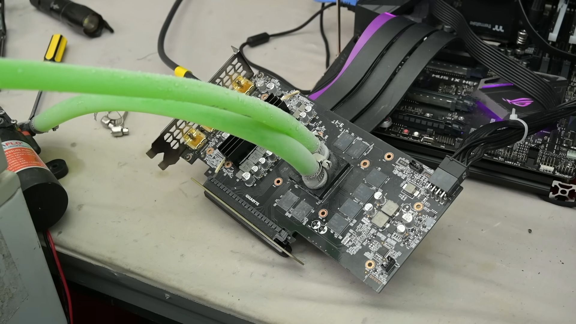 Modder hạ nhiệt GPU xuống 28°C với tản nước direct die táo bạo