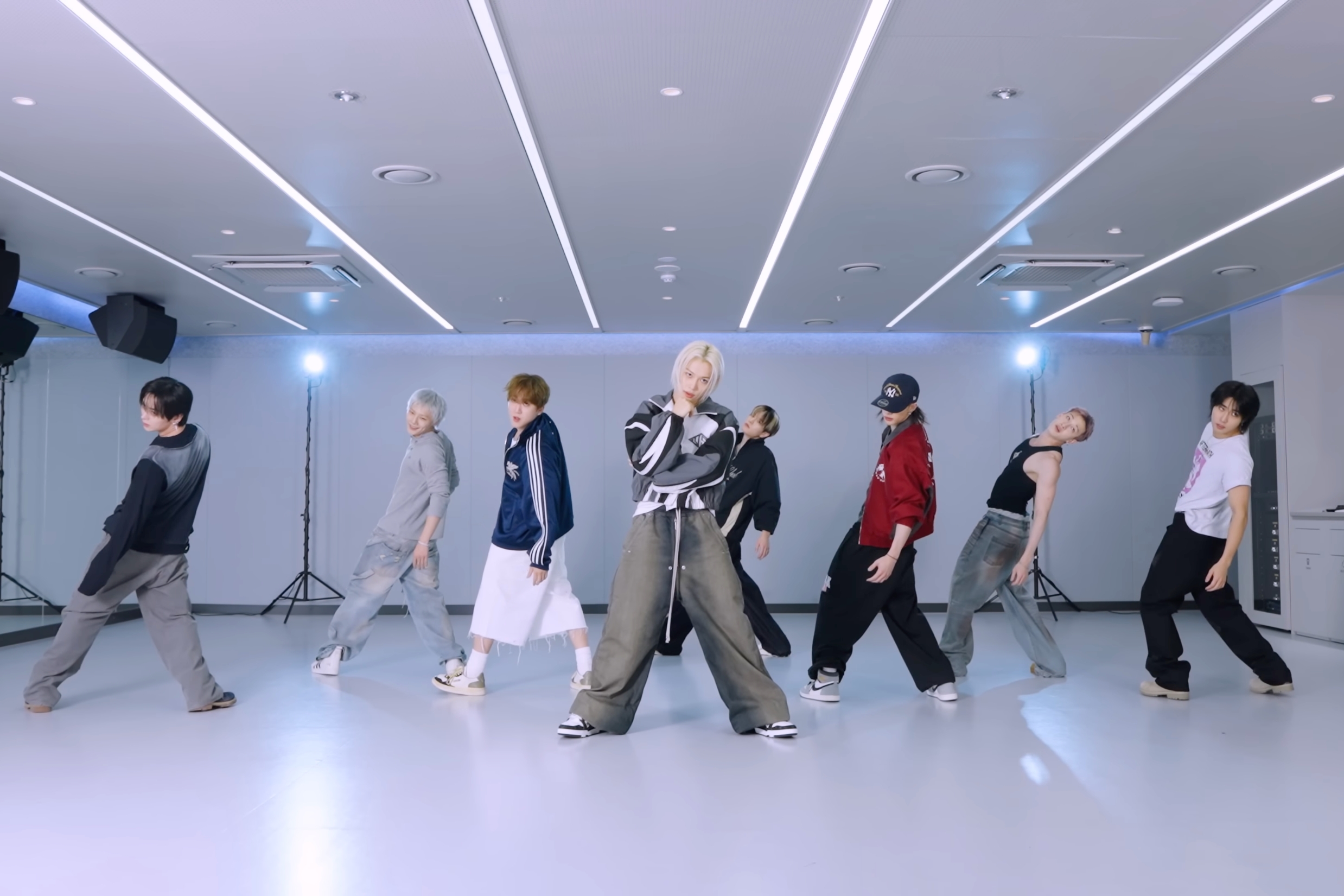 Stray Kids trở lại với ‘This & That’: Không chạy theo cúp, chỉ chạy theo âm nhạc