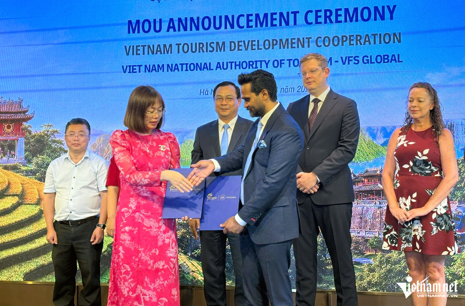 Việt Nam hợp tác VFS Global: Bước ngoặt để cán mốc 50 triệu khách quốc tế