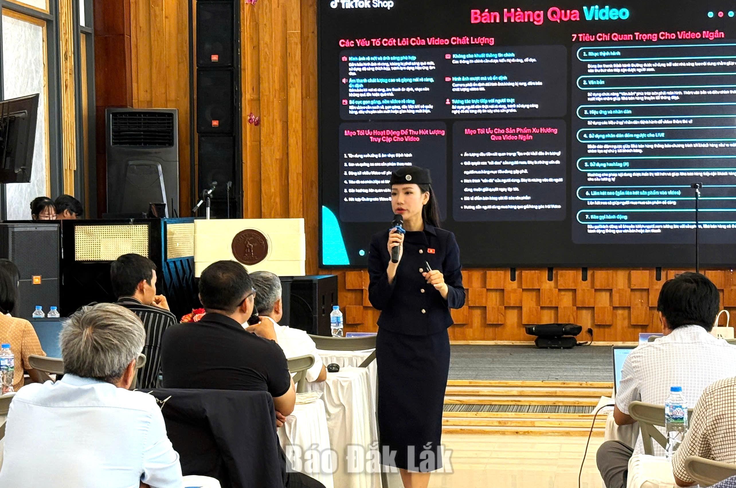 Đào tạo nghề phụ nữ: Từ ruộng đồng đến phòng livestream