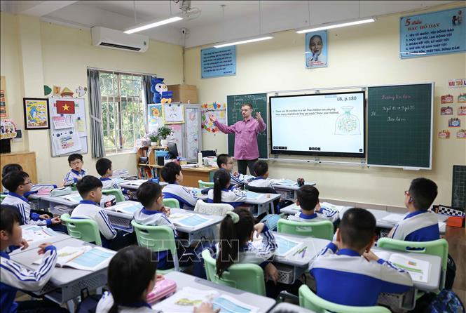 STEM, AI và tiếng Anh vào trường học mà không gây áp lực
